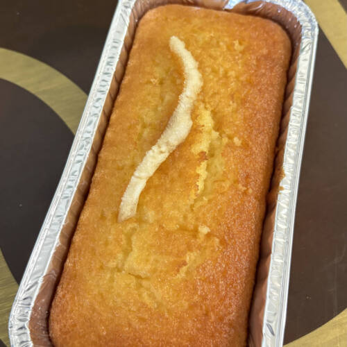 Bolo de Laranja com calda e laranja cristalizada