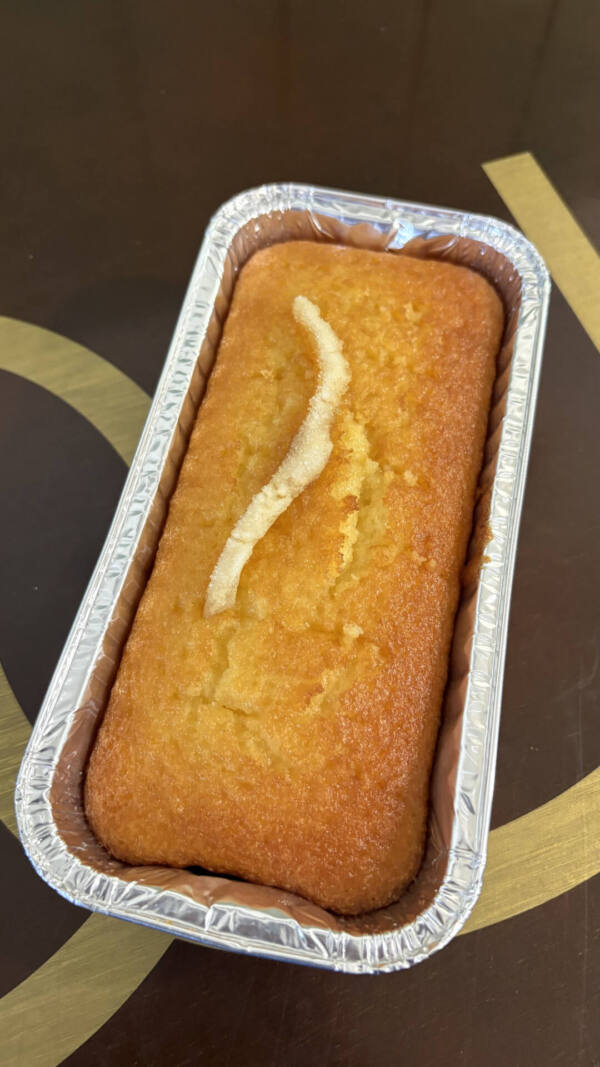 Bolo de Laranja com calda e laranja cristalizada