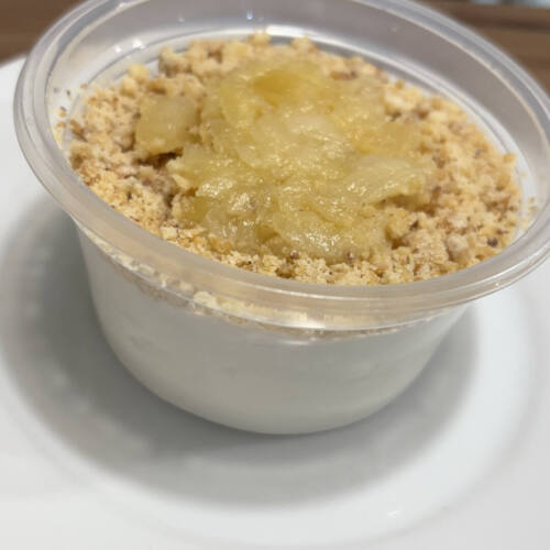 Panacota de coco, abacaxi e crocante